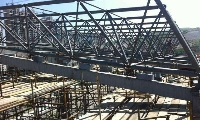 凤城简述网架公司的黑色压型钢板的吊装步履